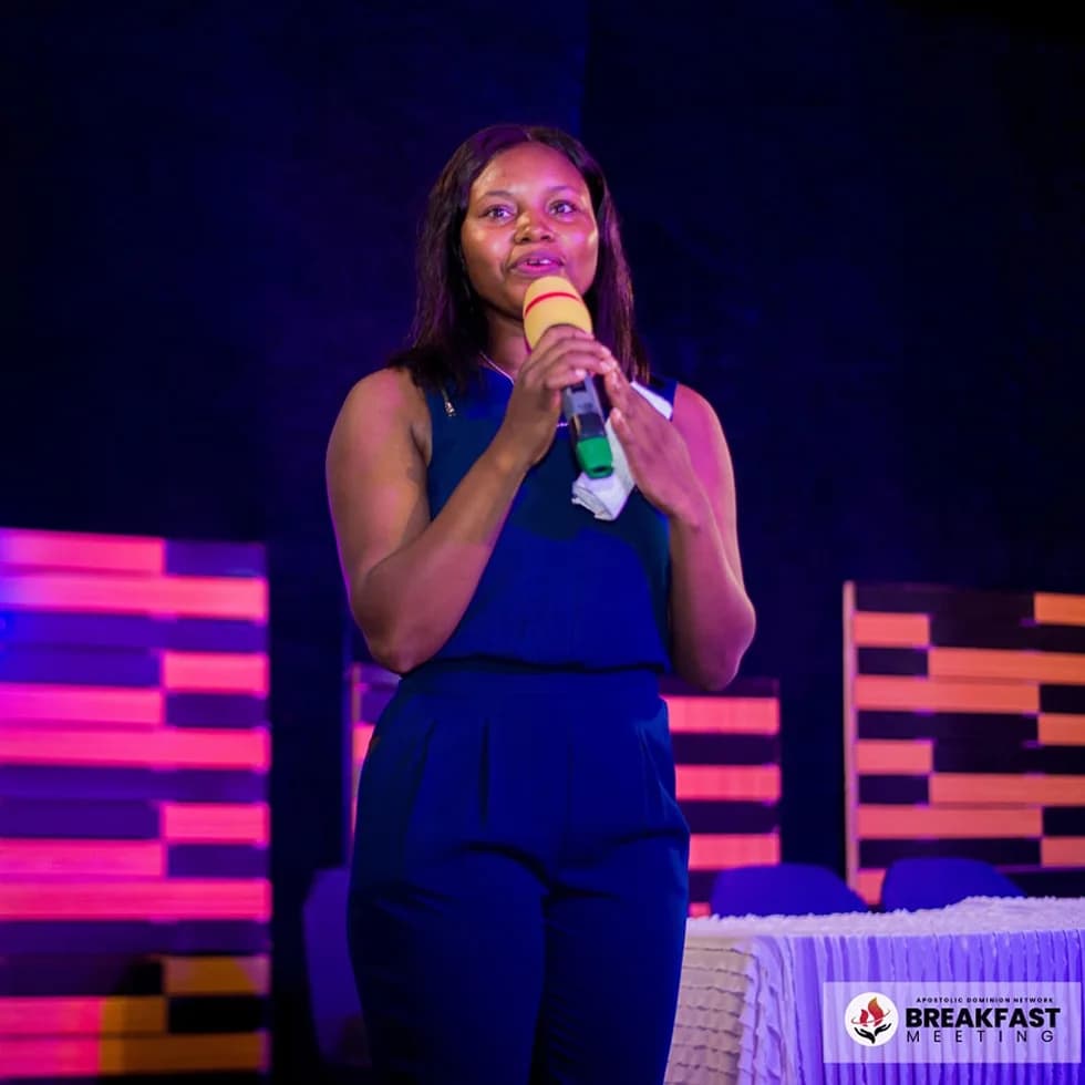 Singer ministering at FUPRE cluster